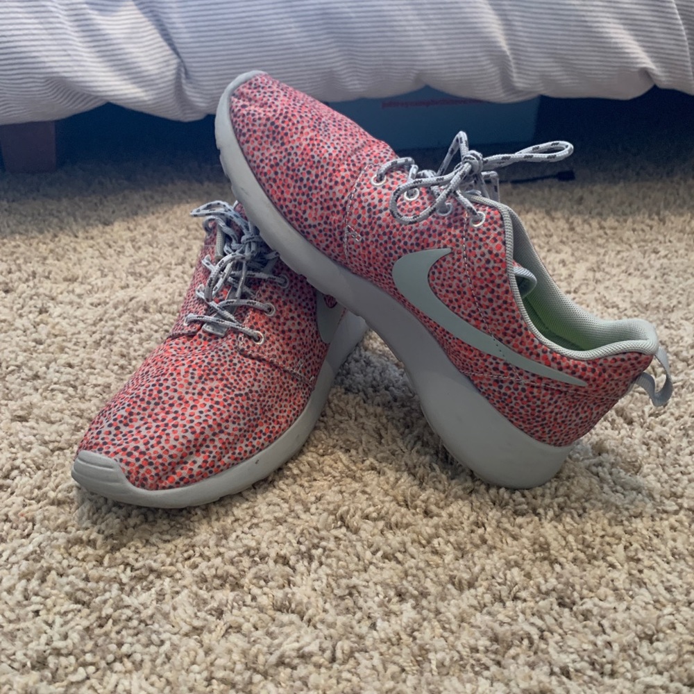 Roshe Nike shoe size 8
